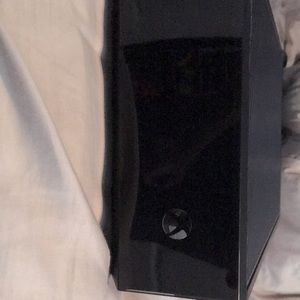 Xbox One 500GB: Original Black W/ Controller